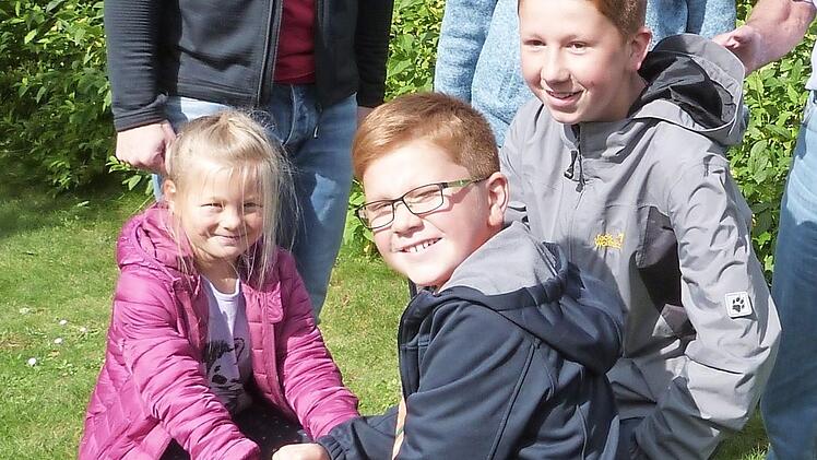 Die Kinder testeten gleich das neue Spielgerät.  Foto: Werner Reißaus