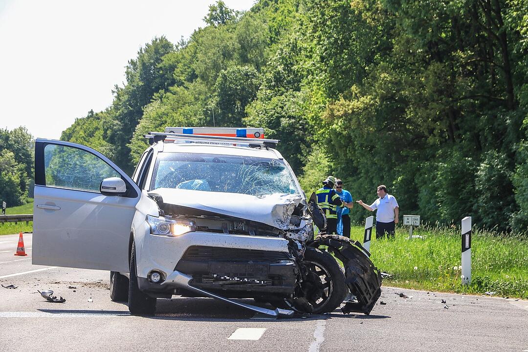 Kradfahrer verstirbt nach Frontalzusammenstoß