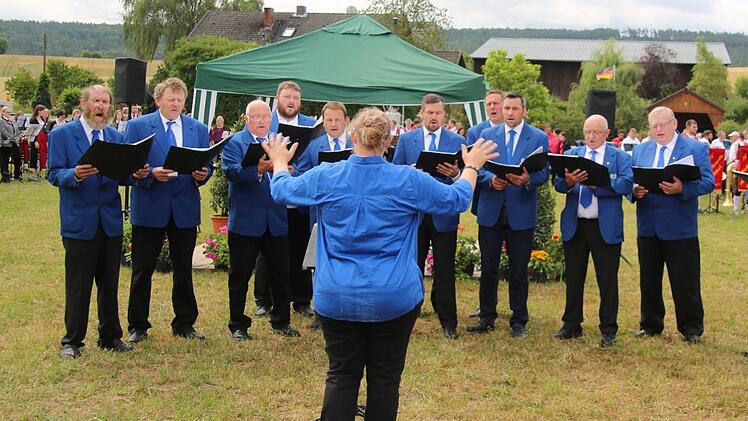 Gut besucht war die Matinee der musizierenden Gruppen der Stadt Seßlach, die aus Anlass des 750-jährigen Jubiläums von Bischwind am Sonntagvormittag auf der dortigen Festwiese stattfand. Unter anderem brachte der Männergesangverein Liederkranz Heilgersdorf mit Chorleiterin Stephanie Fischer-Liebl dem Nachbardorf ein Ständchen. Foto: Bettina Knauth