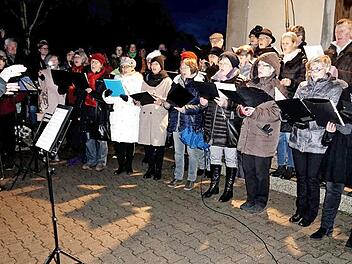 Gerald Fink dirigiert den Liederkranz beim traditionellen Friedhofssingen.  Fotos: Richard Sänger