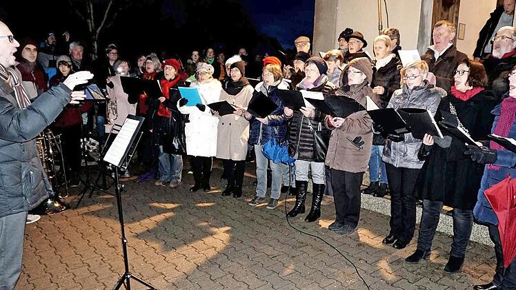 Gerald Fink dirigiert den Liederkranz beim traditionellen Friedhofssingen.  Fotos: Richard Sänger