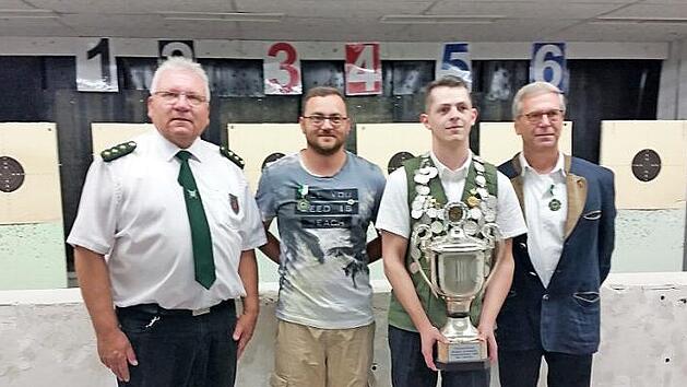 Sch&uuml;tzenmeister G&uuml;nter Fr&ouml;hlich (von links) gratulierte dem neuen K&ouml;nigshaus (von links): Philipp He&szlig;, Julian Leuchs, Peter Kessler.  Foto: Dagmar Ziegler