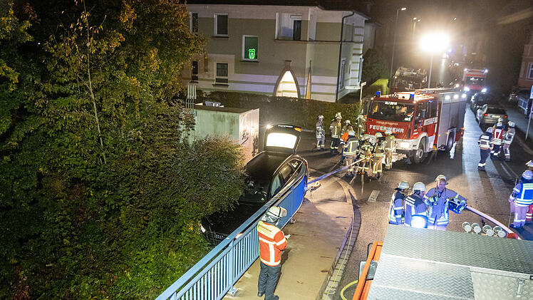 Lichtenfels: Audi kommt von Fahrbahn ab und droht auf Bahngleise zu stürzen