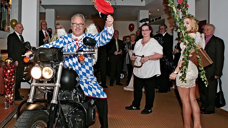 Ein Bild aus besseren Tagen: Joachim Hunger als Engel Aloisius bei der Silvesterparty 2017/18. Wenige Wochen sp&auml;ter kam der erste Schicksalsschlag. Foto: Archiv/Kerstin Junker