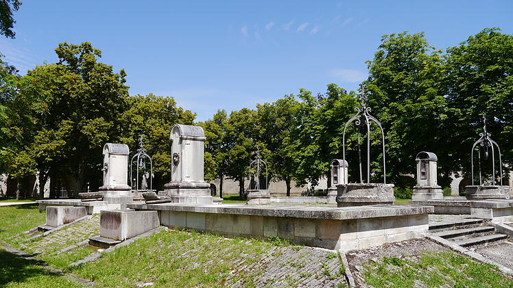 Zisterne auf der barocken Festung W&uuml;lzburg mit Festungsmauern bei Wei&szlig;enburg in Bayern