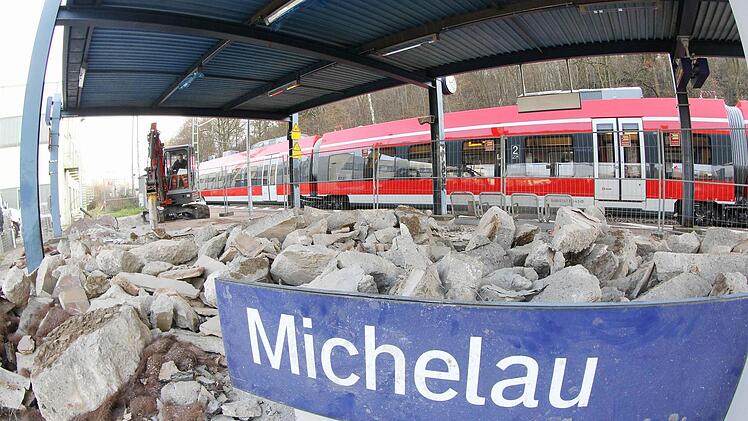 Eine andere Form, sich von Gebäuden zu trennen: Der Bahnhof in Michelau wird gerade abgerissen.  Fotos: Tim Birkner