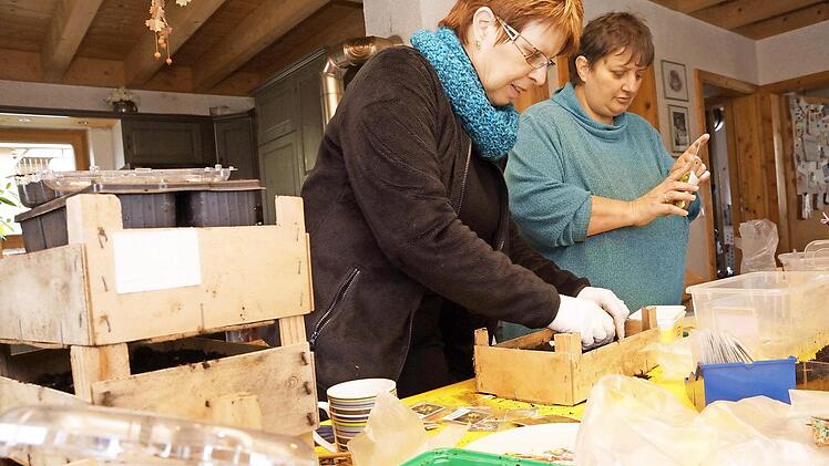 Evelyn Sitzmann und Beate Ritter-Schilling bereiten die Pflanzkästen vor. Foto: Arkadius Guzy