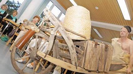 Der Thulbaer Bauernhaufen spielt eine Szene.