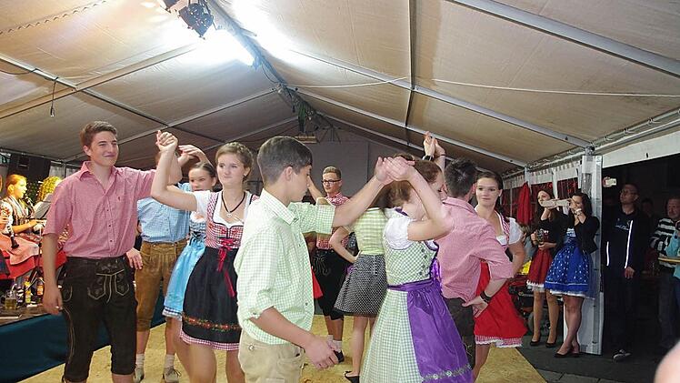 Die Hesselbacher Jugend zeigte beim Jubiläums-Festabend alte Tänze.