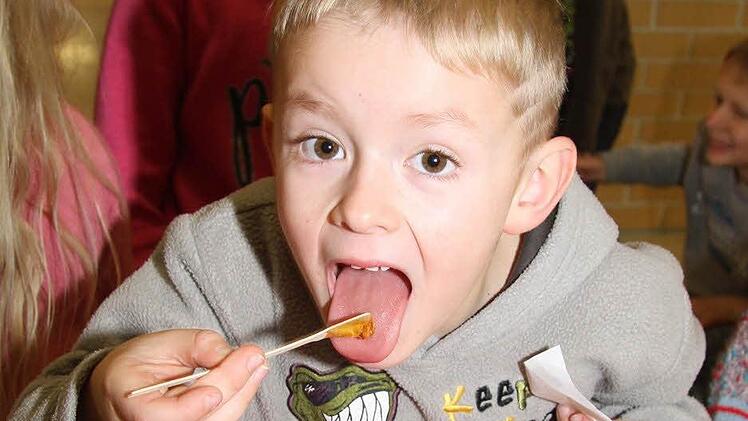 Max Pajonk (6) entpuppt sich als Honig-Schleckermaul.