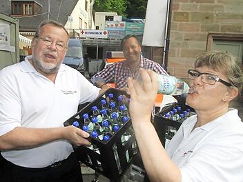 Elke Hartmann genießt das Wasser unter den Augen von Thomas Heideloff (links) und dem Tucher Gebietschef Franz Groha.  Foto: Michael Busch