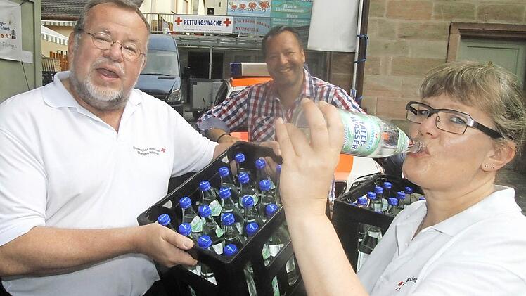 Elke Hartmann genießt das Wasser unter den Augen von Thomas Heideloff (links) und dem Tucher Gebietschef Franz Groha.  Foto: Michael Busch