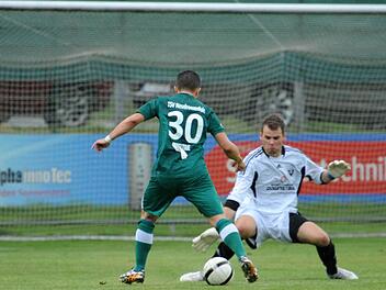Marco Konradi (links) hat nur noch den Metzdorfer Torwart Claudio Dresel vor sich. Der Neudrossenfelder Stürmer brachte sein Team auch in Führung. Fotos: Peter Mularczyk