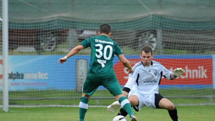 Marco Konradi (links) hat nur noch den Metzdorfer Torwart Claudio Dresel vor sich. Der Neudrossenfelder Stürmer brachte sein Team auch in Führung. Fotos: Peter Mularczyk
