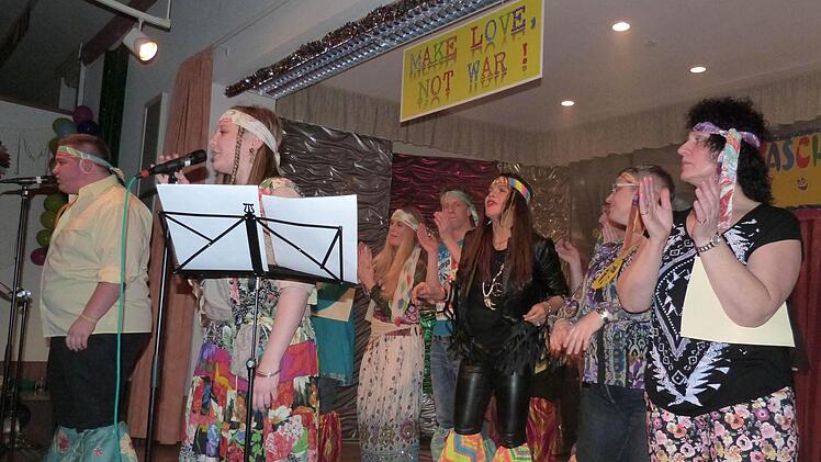 Beim Eröffnungslied Foto: Werner Reißaus