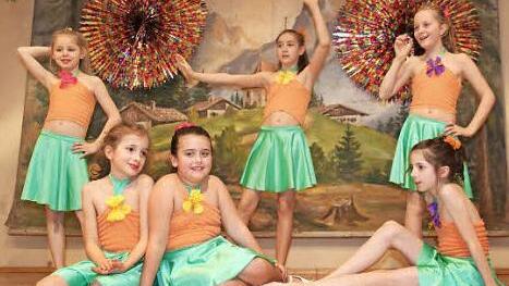 Mit einem Schautanz zum Evergreen "Surfin' USA" verzauberten diese Mädchen der Tanzschule Alice Göhl aus Weismain.