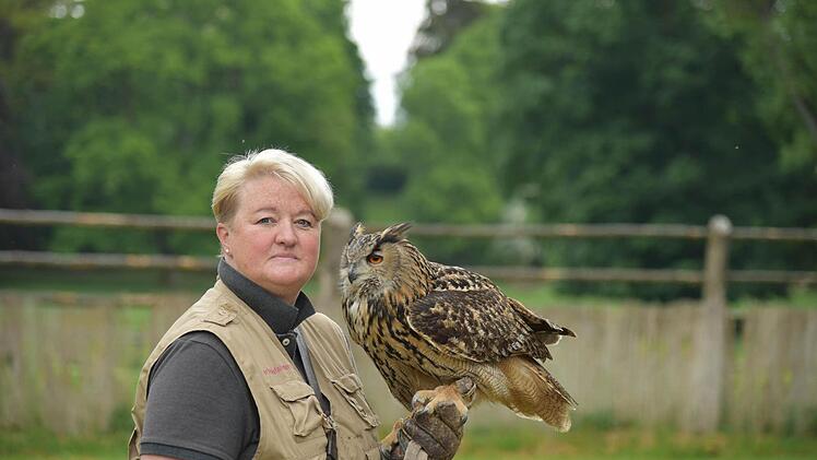 Falknerin Christina Biernaths geht auf Tuchfühlung mit Uhu-Weibchen Teo. Foto: Gabi Arnold