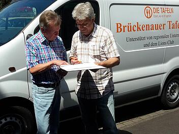 Nichts geht ohne eine exakte Organisation: Vorsitzender Hans-Jürgen Schelle (links) und dessen Stellvertreter Klaus Hartmann besprechen den Tourenplan zur Abholung der Lebensmittel.  Foto: Rolf Pralle