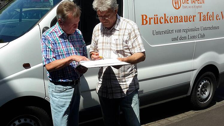 Nichts geht ohne eine exakte Organisation: Vorsitzender Hans-Jürgen Schelle (links) und dessen Stellvertreter Klaus Hartmann besprechen den Tourenplan zur Abholung der Lebensmittel.  Foto: Rolf Pralle