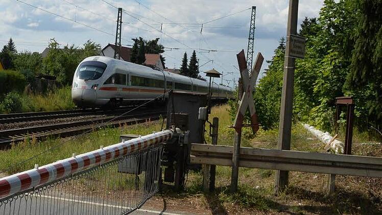 Ein problembehafteter Bahnübergang - in Altendorf. Foto: Ronald Rinklef