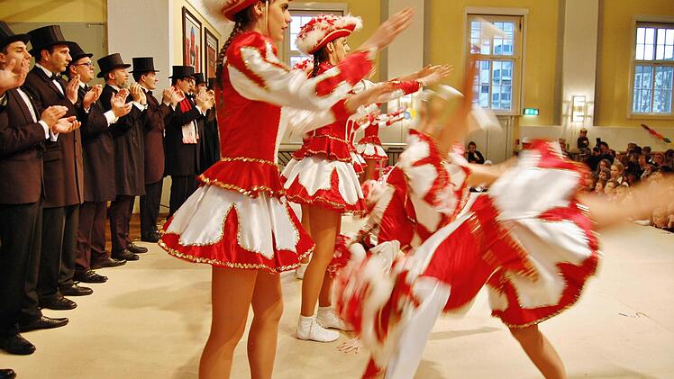 Faschingstreiben im Tattersall.  Foto: Sigismund von Dobschütz