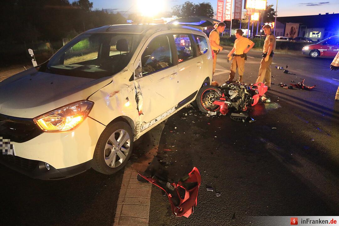 Am Montagabend krachte ein 28-jähriger Motorradfahrer bei Lichteneiche in ein Auto.