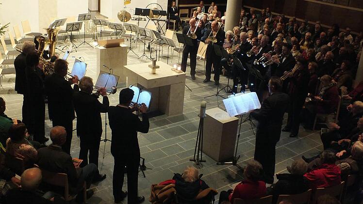 Das Ensemble Paul Schemm setzt sich aus 14 Blechbläsern zusammen und wurde von vier Percussionisten und Kantor Gerald Fink an der Orgel unterstützt. Foto: Manfred Welker