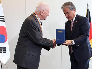 Der Herzogenauracher Erich Reuter wurde vom koreanischen Botschafter Dr. Bum Goo Jong am Donnerstag mit der Medaille "Botschafter des Friedens" ausgezeichnet. Foto: Franziska Rieger