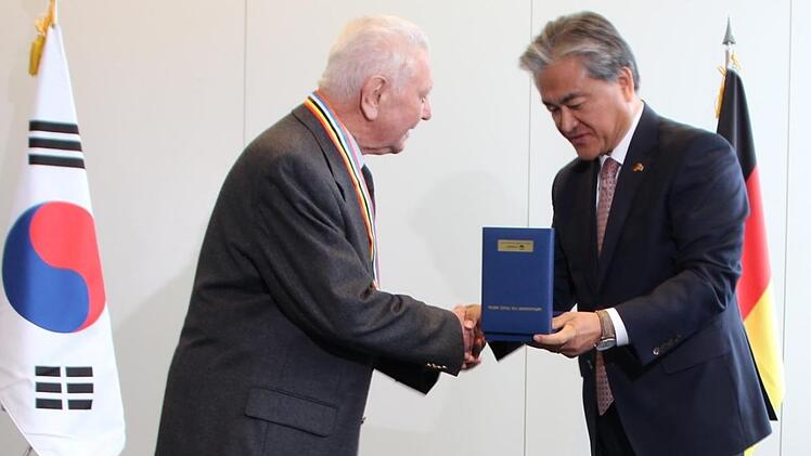 Der Herzogenauracher Erich Reuter wurde vom koreanischen Botschafter Dr. Bum Goo Jong am Donnerstag mit der Medaille "Botschafter des Friedens" ausgezeichnet. Foto: Franziska Rieger