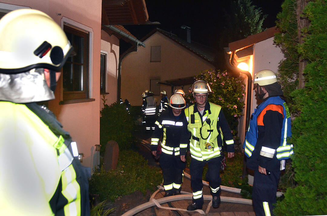 Wohnhaus brennt in Oerlenbach - Bewohner retten sich vor Flammen