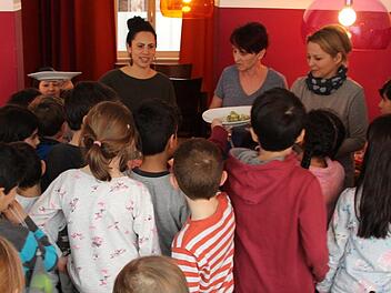 Auf dem Foto ist nur ein Bruchteil der Kinder zu sehen, die zur Mittagszeit in das Kindercafé stürmen.  Foto: Rudel