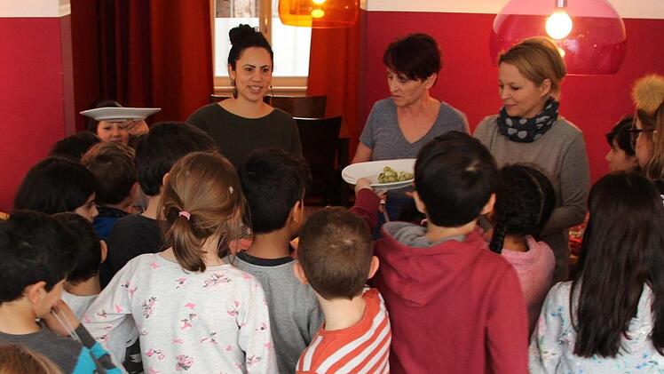 Auf dem Foto ist nur ein Bruchteil der Kinder zu sehen, die zur Mittagszeit in das Kindercafé stürmen.  Foto: Rudel