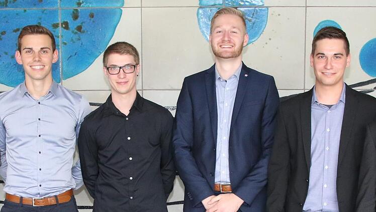 Die Staatliche Fachschule für Maschinenbautechnik zeichnete vier staatlich geprüfte Maschinenbautechniker mit dem Meisterpreis der Bayerischen Staatsregierung aus (von links): Klaus Anderlik, Schulleiter Gerhard Schmid, Alexander Schmidt, Pascal Kleuderlein, Jannik Bätz, Patrick Hümmer, IHK-Präsident Friedrich Herdan und Landrat Sebastian Straubel. Foto: Desombre