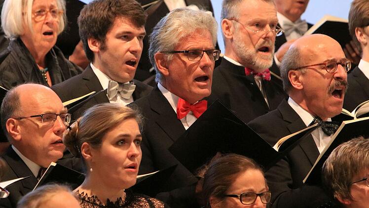 Beeindruckend geriet das Benefizkonzert mit dem Deutschen Ärzteorchester und dem Deutschen Ärztechor vor zahlreichen Zuhörern in der Coburger Morizkirche. Am Dirigentenpult stand Alexander Mottok.Foto: Jochen Berger