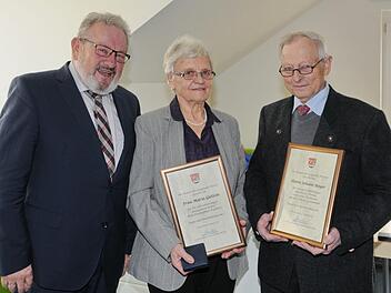 Bei der Ehrung (von links):  Bürgermeister Franz Schmidtlein, Maria Gütlein und Johann  Bayer Foto: Karl Heinz Wirth