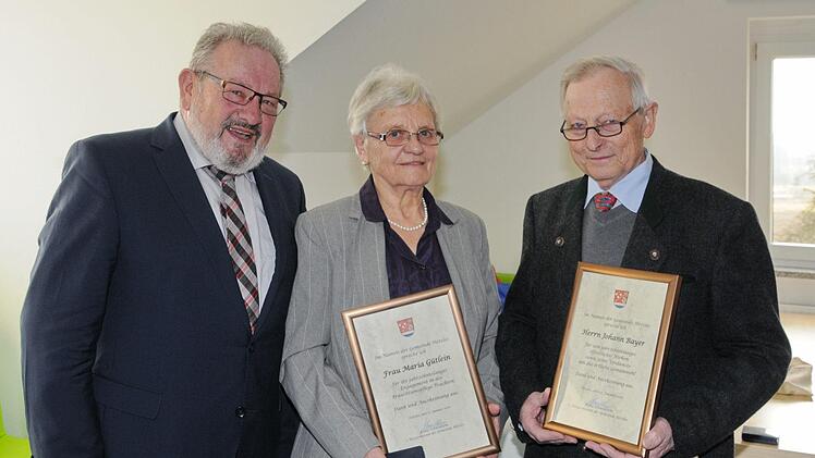 Bei der Ehrung (von links):  Bürgermeister Franz Schmidtlein, Maria Gütlein und Johann  Bayer Foto: Karl Heinz Wirth