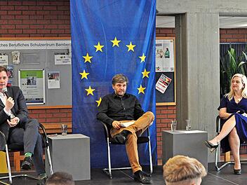 Zweiter Bürgermeister Jonas Glüsenkamp (links) und Staatsministerin Melanie Huml (rechts) während der Podiumsdiskussion, die von Organisator Thomas Weidner moderiert wurde.