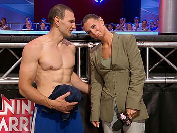 Wer tr&ouml;stet hier wen? Daniel Gerber ging im Halbfinale von "Ninja Warrior Germany" (RTL) baden, aber Field-Reporterin Laura Wontorra wirkte trauriger als er.