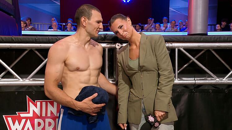 Wer tr&ouml;stet hier wen? Daniel Gerber ging im Halbfinale von "Ninja Warrior Germany" (RTL) baden, aber Field-Reporterin Laura Wontorra wirkte trauriger als er.