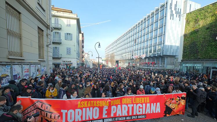 Demonstration gegen R&auml;umung des Turiner Zentrums Askatasuna