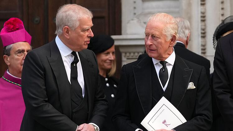 Andrew (l) und der britische K&ouml;nig Charles III.