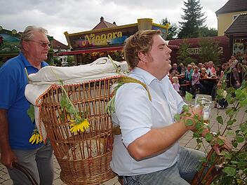 Ehrenrunde des neuen "Hahnenkönigs" Axel Schrepfer nach seinem Triumpf. Geschoben wird er vom Vorjahres-Sieger, "Hahnenkaiser" Fred Blinzler.