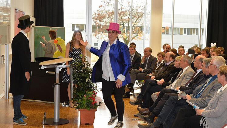 Die Zeit läuft davon, die neue Technik funktioniert nicht und die letzte grüne Kreidetafel ist besetzt: Die Schülertheatergruppe des Regiomontanus-Gymnasiums unterhielt die Einweihungsgäste.  Fotos: Ronald Rinklef