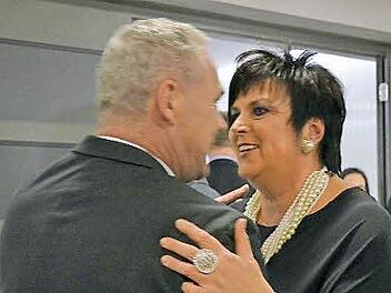 Herzlich empfängt Sonnebergs Bürgermeisterin Sibylle Abel Neustadts Oberbürgermeister Frank Rebhan. Foto: Rainer Lutz