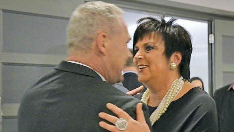 Herzlich empfängt Sonnebergs Bürgermeisterin Sibylle Abel Neustadts Oberbürgermeister Frank Rebhan. Foto: Rainer Lutz