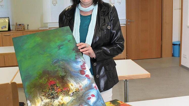 Bonny Schumann zeigt Beispiele für Acrylmalerei. Foto: Carmen Schwind