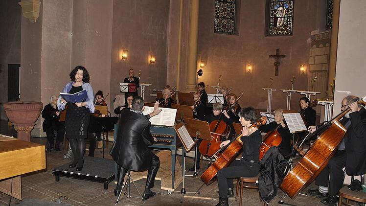 Ein Höhepunkt des Festgottesdienstes zur Installation von Pfarrerin Christel Mebert war die Aufführung einer Bach Kantate durch das Kammerorchester Bad Kissingen mit Ilse Fenger (Sopran) und Bernhard Kimmel (Piccolotrompete) als Solisten. Foto: Peter Klopf