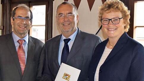 Bürgermeister Jürgen Kohmann (Mitte) nimmt den Förderbescheid von Anton Hepple und Monika Hohlmeier entgegen.  Foto: Andreas Welz