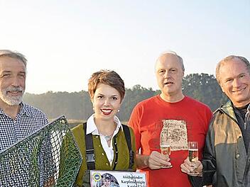 Walter Jakob, Vorsitzender der Teichgenossenschaft Aischgrund, Gerald Brehm, Vorsitzender des Vereins Karpfenland Aischgrund und Martin Oberle, Leiter der Außenstelle für Karpfenteichwirtschaft (von links) dankten Katrin Uano für ihr langjähriges Engagement.  Fotos: Larissa Händel