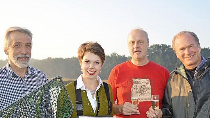 Walter Jakob, Vorsitzender der Teichgenossenschaft Aischgrund, Gerald Brehm, Vorsitzender des Vereins Karpfenland Aischgrund und Martin Oberle, Leiter der Außenstelle für Karpfenteichwirtschaft (von links) dankten Katrin Uano für ihr langjähriges Engagement.  Fotos: Larissa Händel
